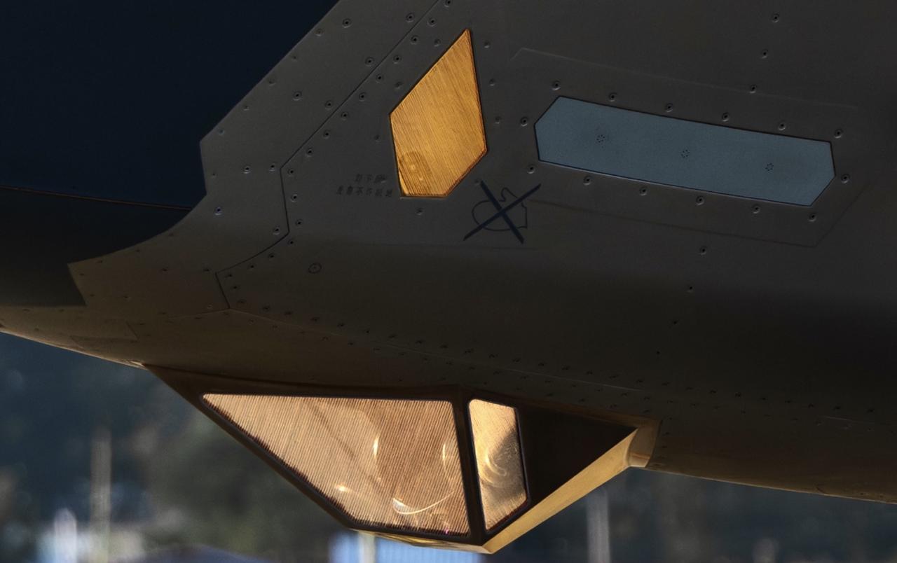 歼20绝密光电瞄准系统（EOTS）超高清影像
长春航展公开拍摄，现在已经解密