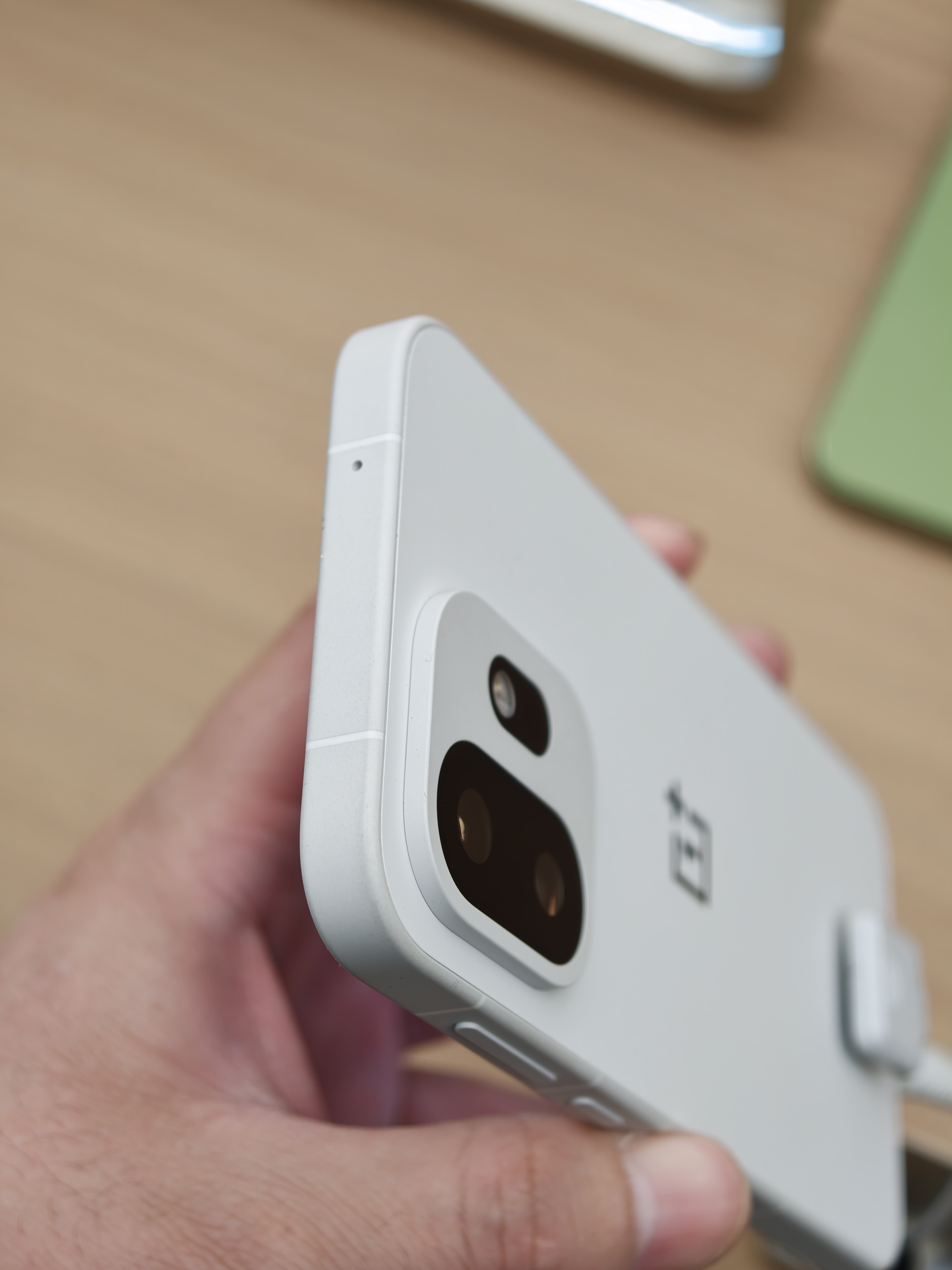 一加15T 这小玩意确实不错～这个奶白的配色很讨喜，小屏拿起来也很舒服。不知道会