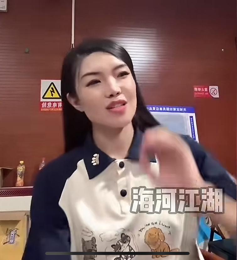 【高兴社售票员让嫂直播维护张伯鑫，两人关系显而易见，对此你怎么看？】
近日，有网
