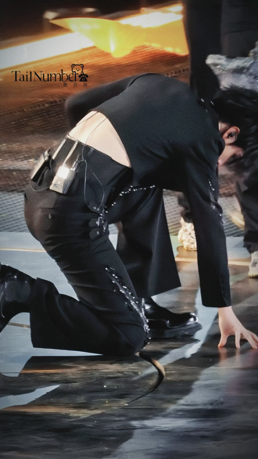 严浩翔的腰。。。。我只能说。。。。狠狠那个了[揣手] ​​​