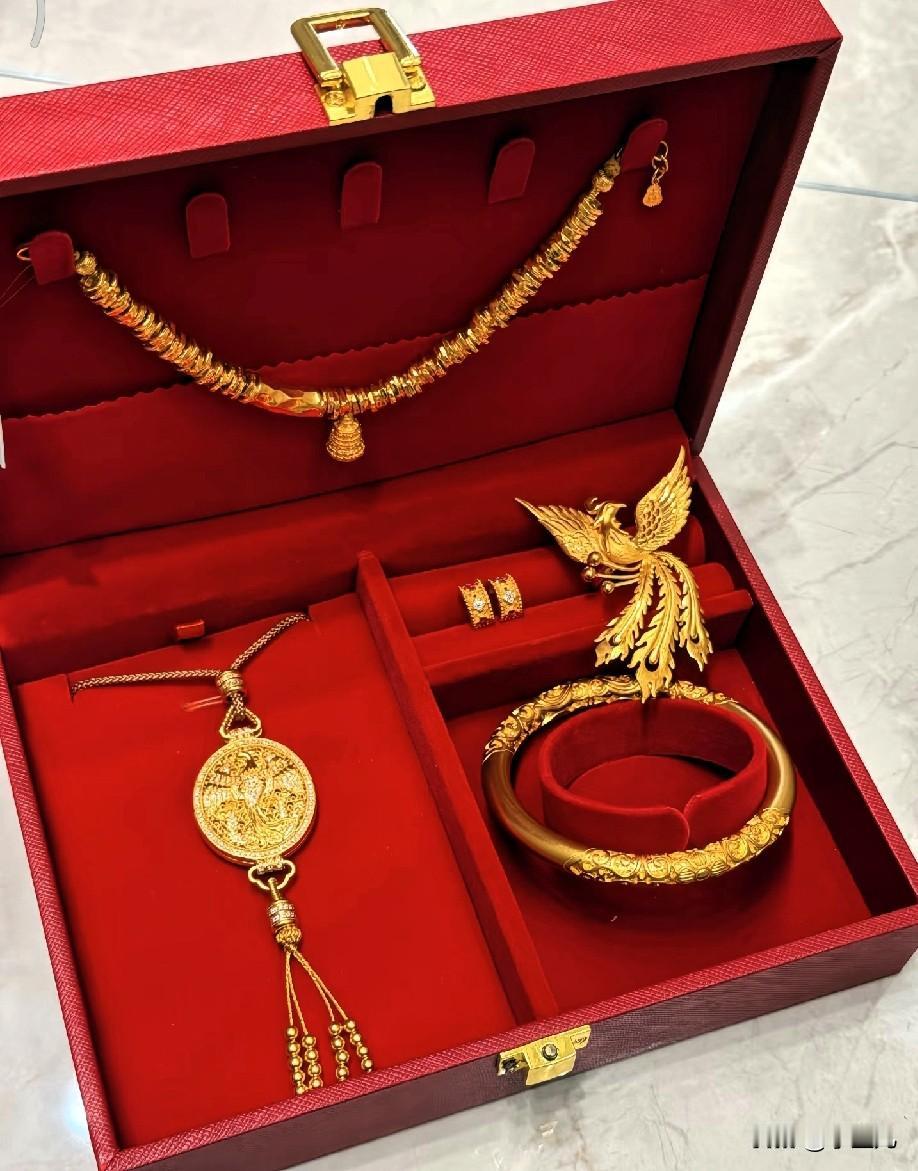 金价又一次应验了预言，持金者又一次犯了焦虑症。

美国时间12月10日，也就是北