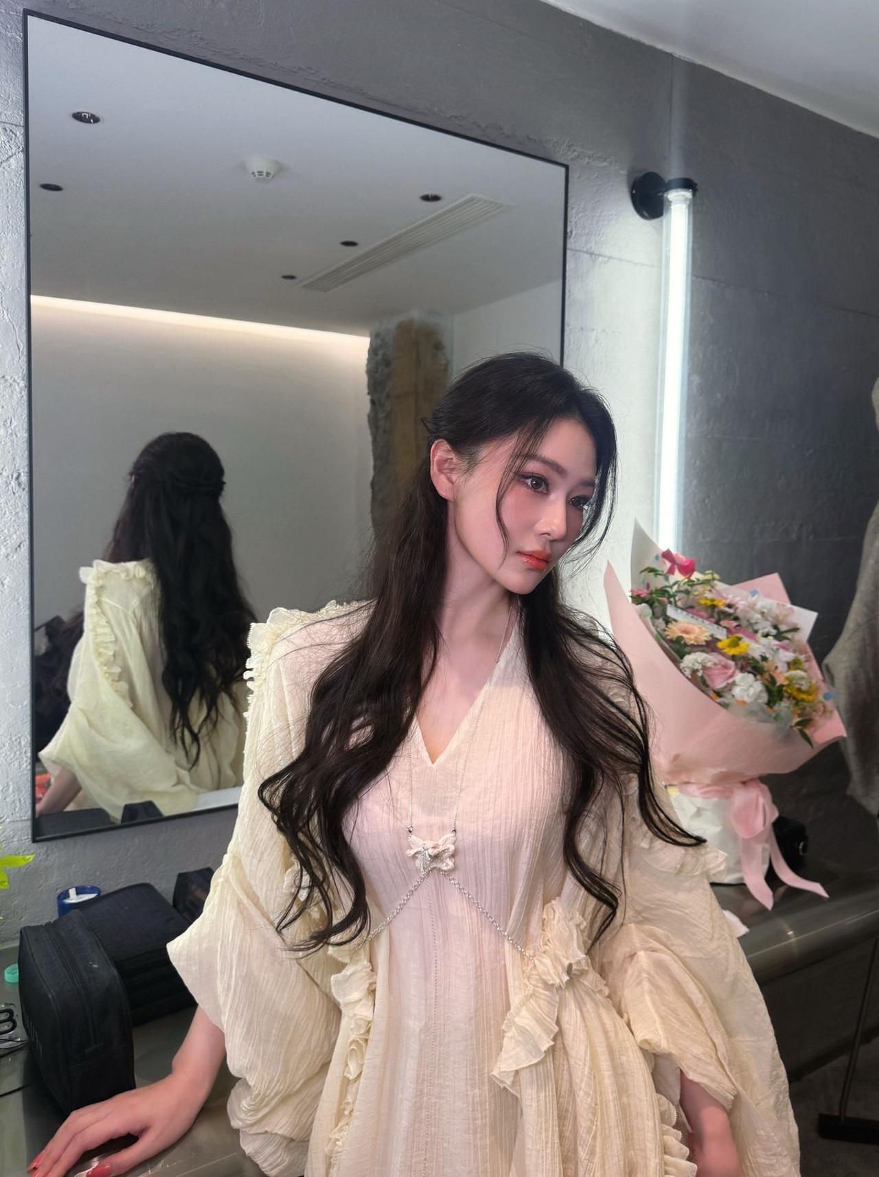 张馨予
灯光把发丝染成蜜色
蝴蝶项链垂在领口
像把半片月光
系在了温柔的褶皱里