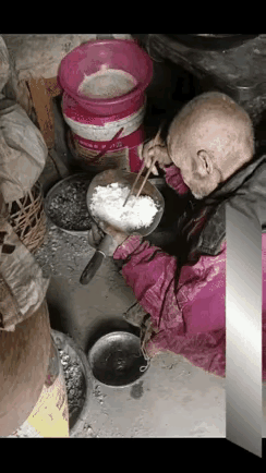 这是农村老人的生活现状，人活着真不容易。