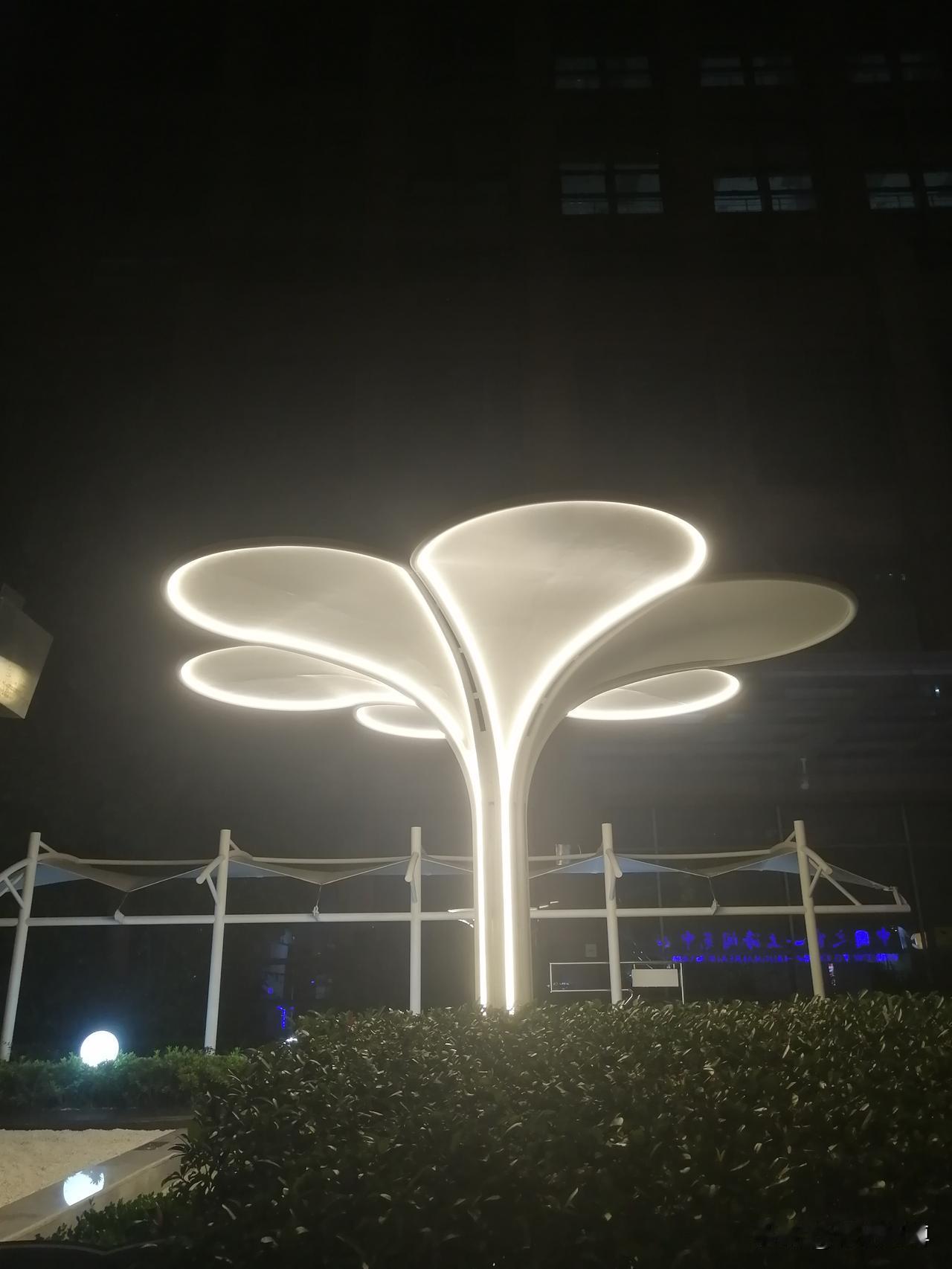 而另一位朋友在工厂干活，工余则刻苦学习通过自学大专考试。那时公务员缺编，他就去应