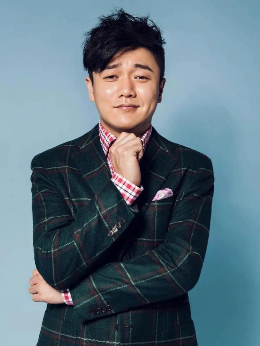 提起肖央，很多人一时难以反应过来。但只要唱起《小苹果》，几乎无人不知。当年，这首