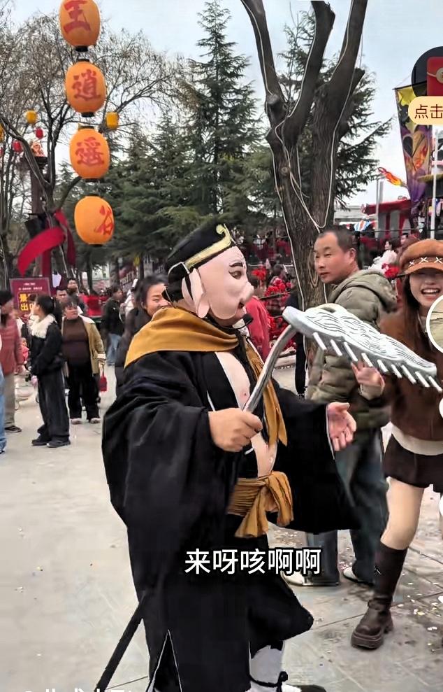 八戒整活太会撩了
景区偶遇“八戒小飞”，举着钉耙跟小姐姐唠嗑，一口“来呀咳啊啊”