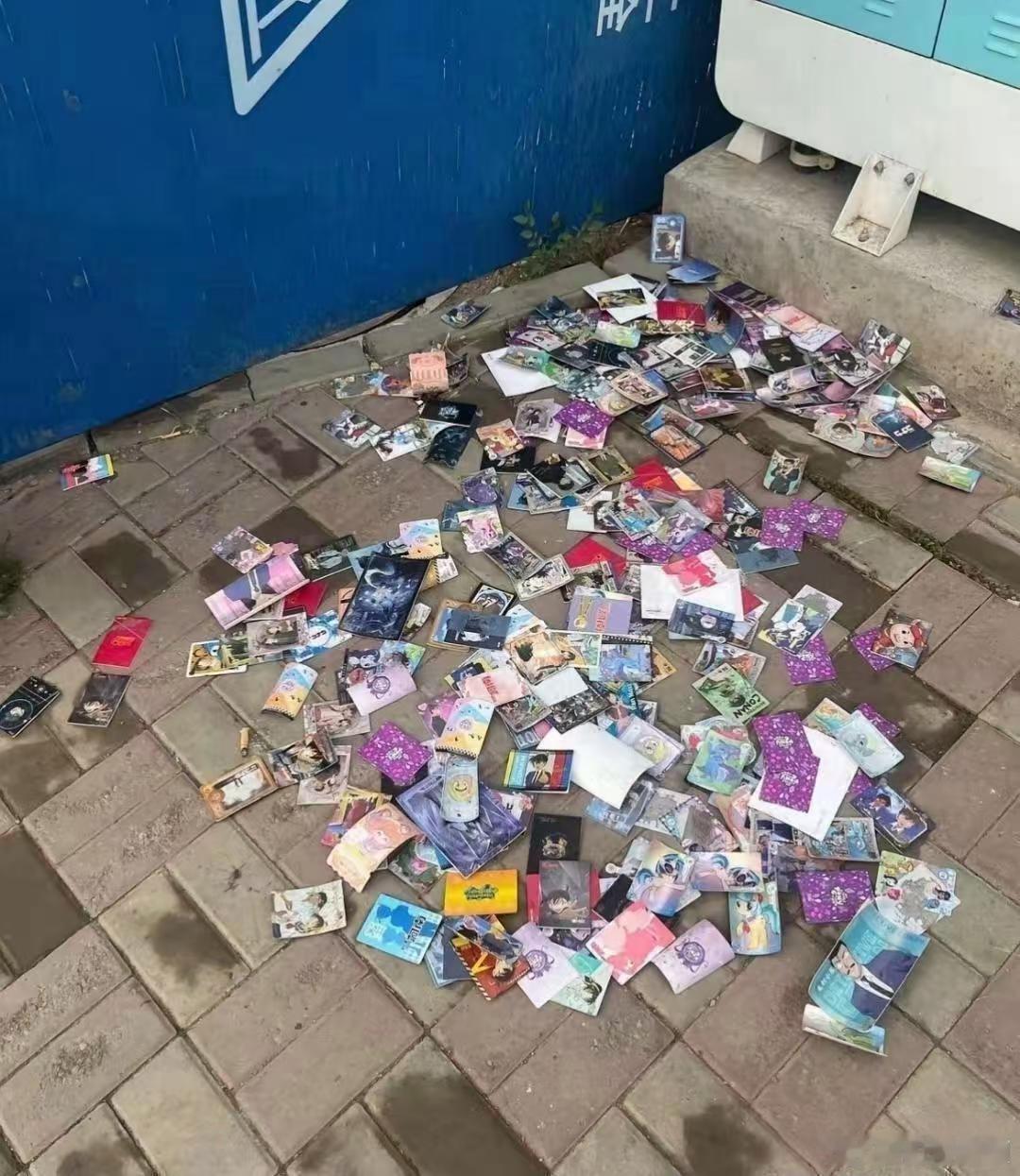 好想捡，就是￼不好意思蹲下去