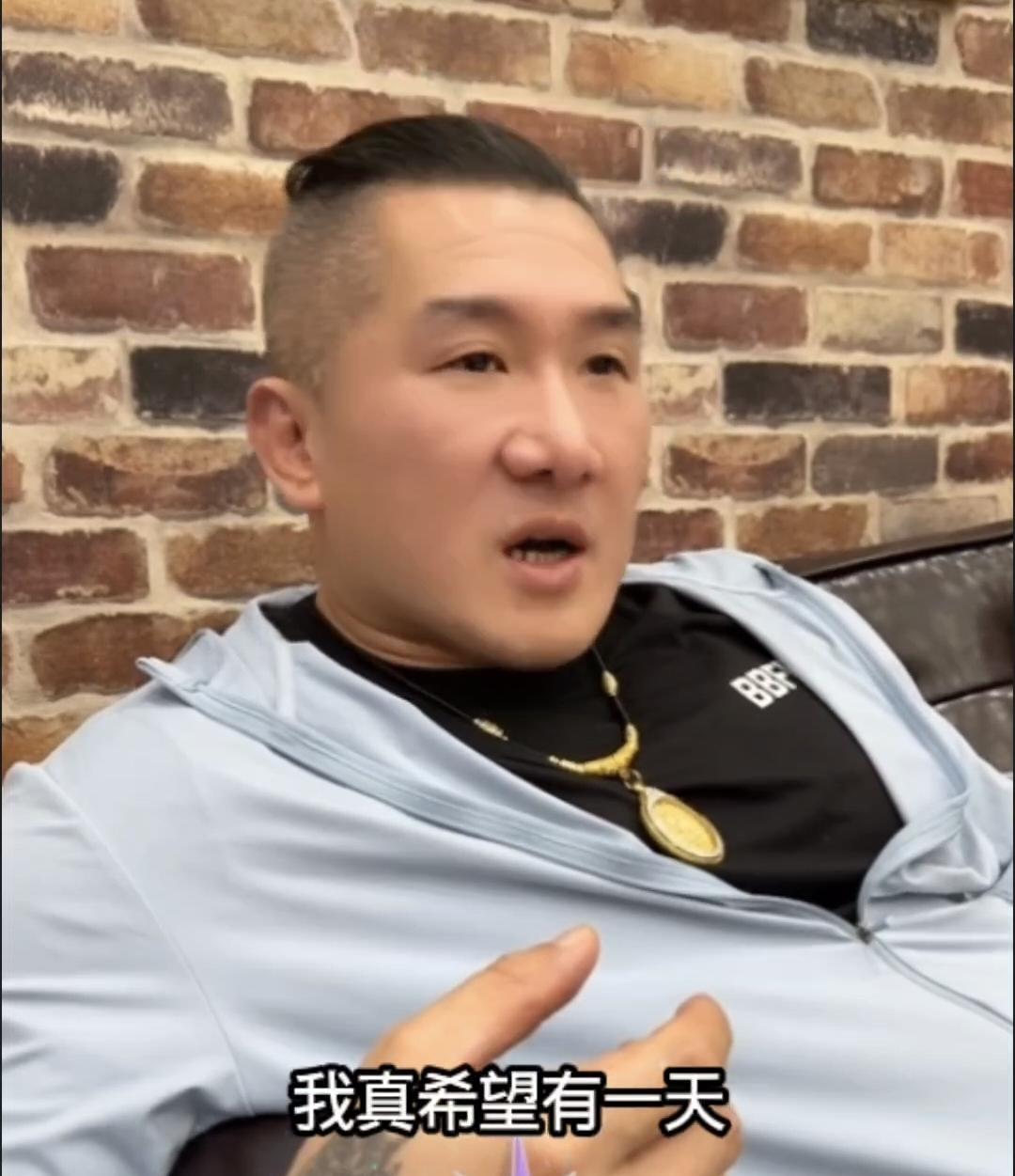 4月3日，馆长在抖音开启直播，馆长讲到“真的希望有一天，两岸可以和平统一”。
