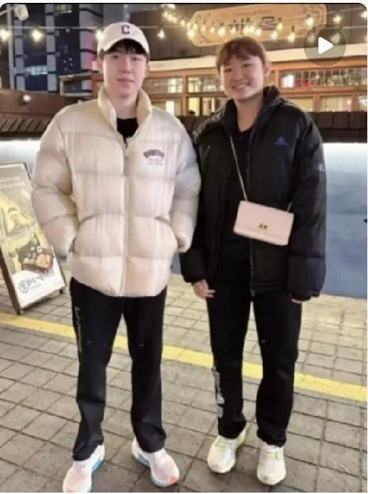 考古到王楚钦旧照！和粉丝同框好亲切
 
刷到王楚钦这张旧照啦～奶白色羽绒服+插兜