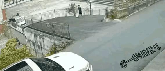 小伙儿看见白色轿车转弯儿没减速，直接撞倒护栏……
令惊奇的是小伙儿回头看了一眼，