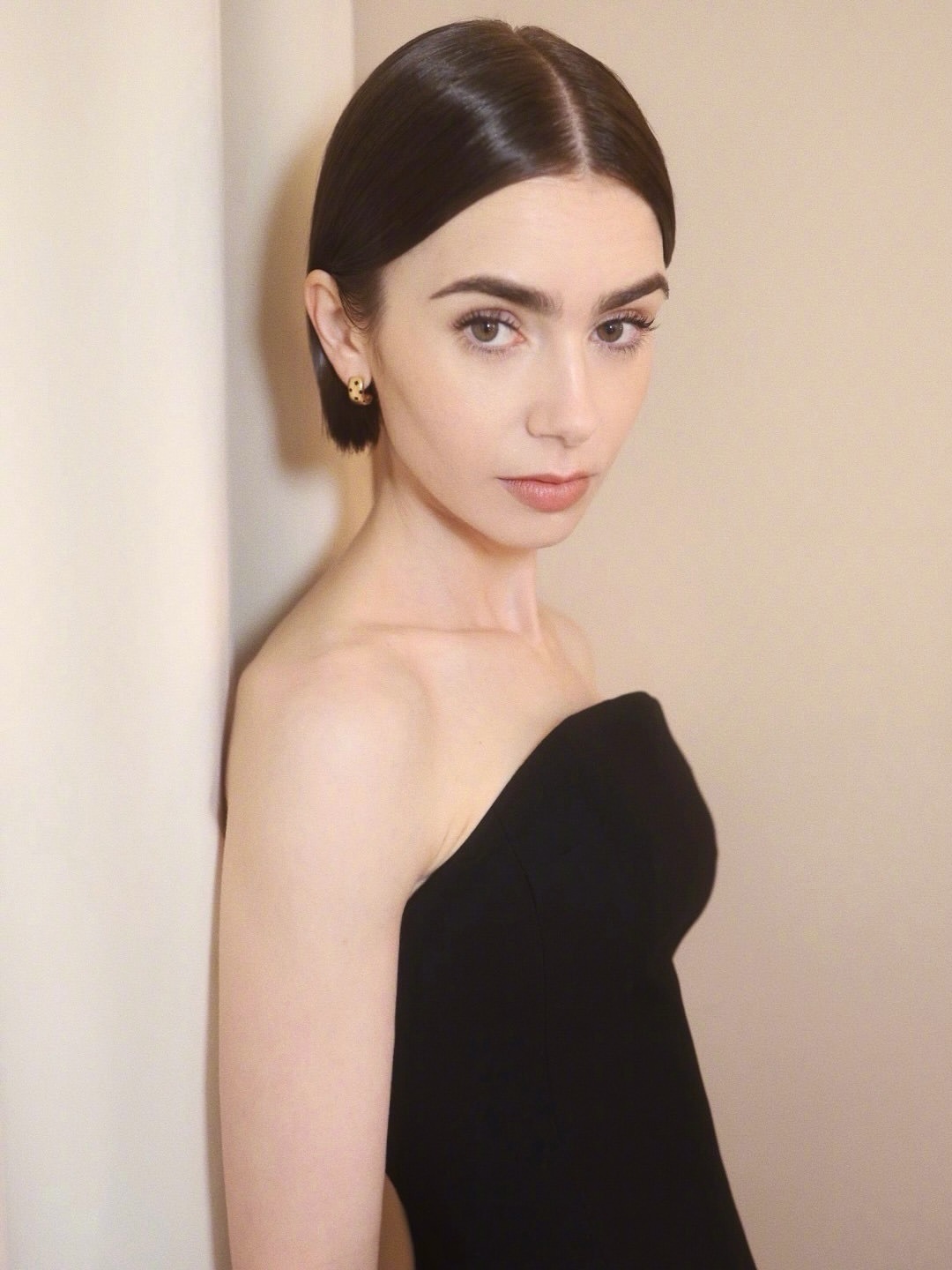 Lily collins 身穿saint laurent 小黑裙配戴卡地亚耳环和