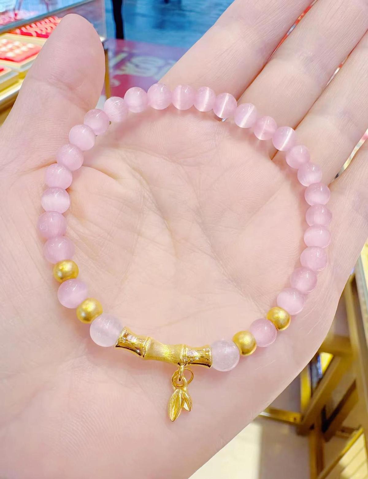 粉晶透光，黄金压手，戴上去不吵不闹，但一眼就记住你。
竹节往上长，貔貅在手上蹲着