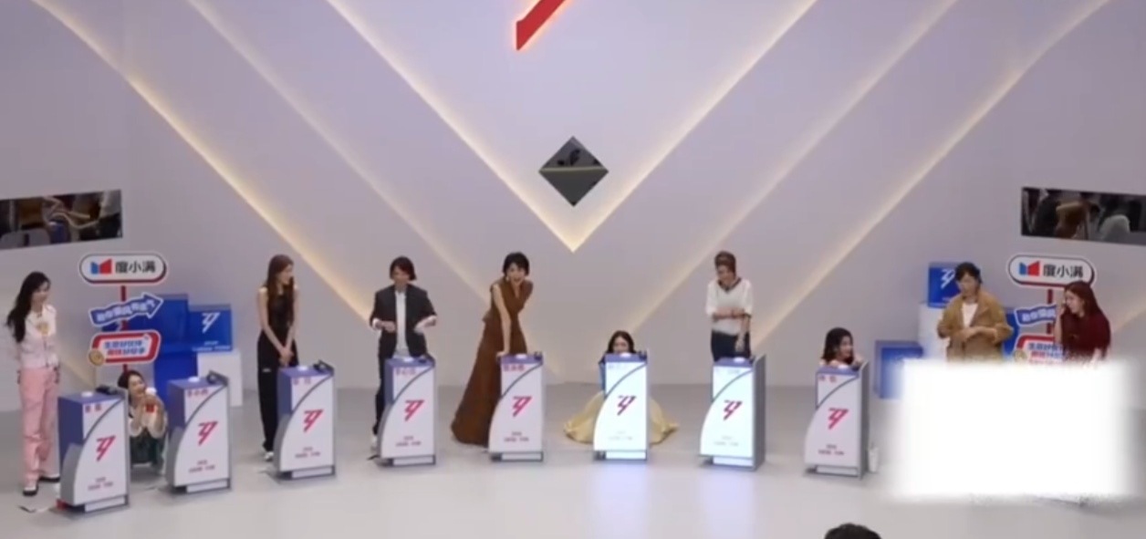 李心洁手滑爆灯秒变表情包，这尴尬又好笑的一幕我存了。李心洁撤回一个爆灯乘风202