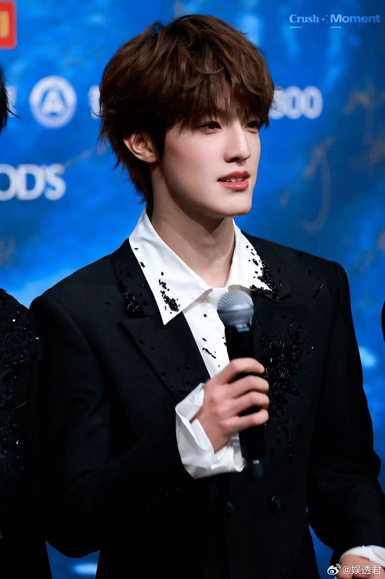 张泽禹完全是小王子张泽禹卷毛直拍 反复循环张泽禹卷毛直拍，软乎乎的卷发配上干净眉