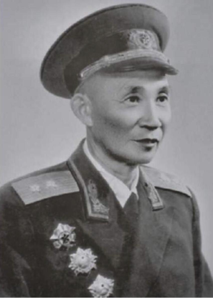 1949年，何德全将军在家与儿用餐，儿子忽放筷求留长沙安排工作。面对这情理之中的