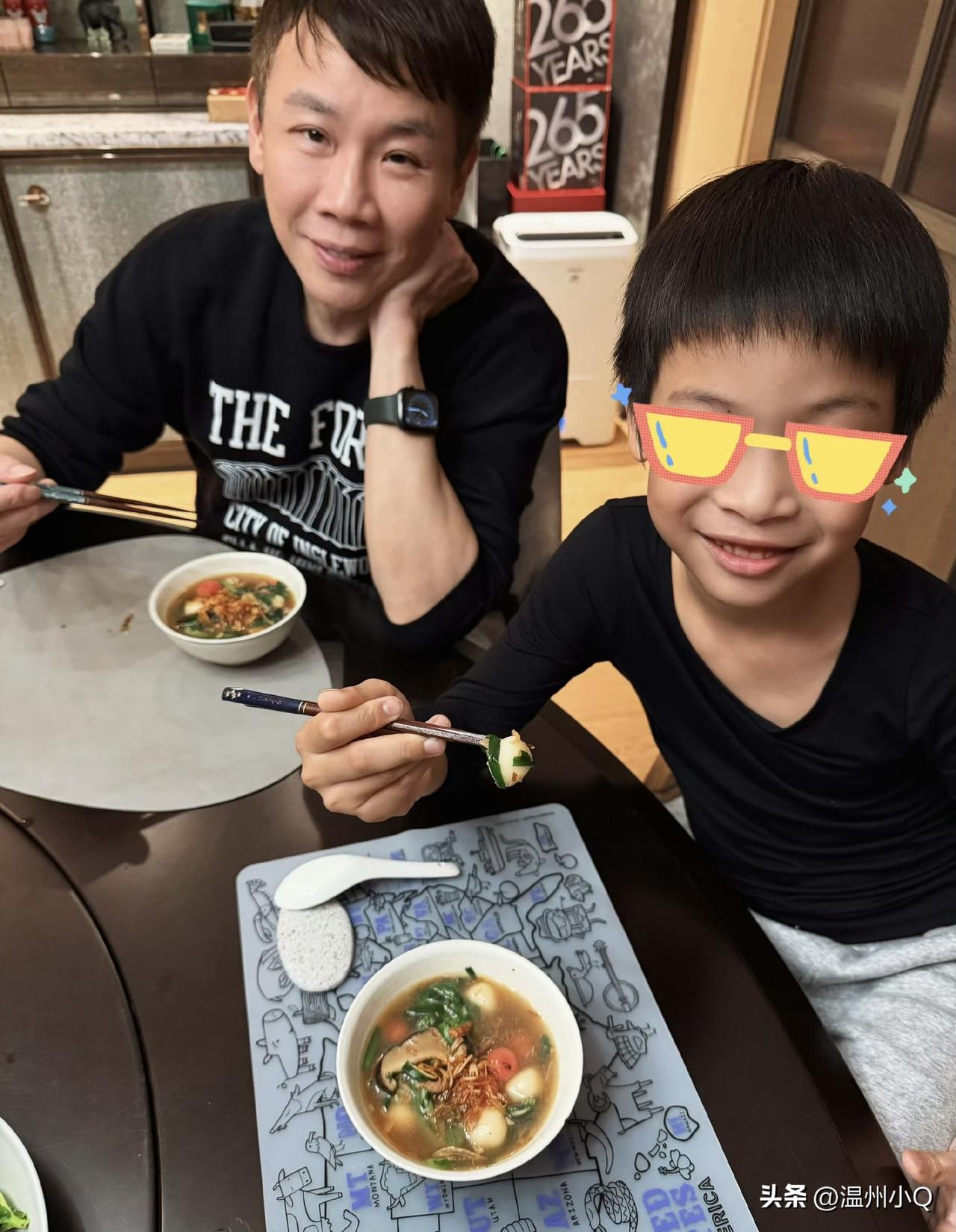 元宵节，陶喆老婆Penny为陶喆父子俩做汤圆，看起来就好吃。总算是看到有明星晒咸