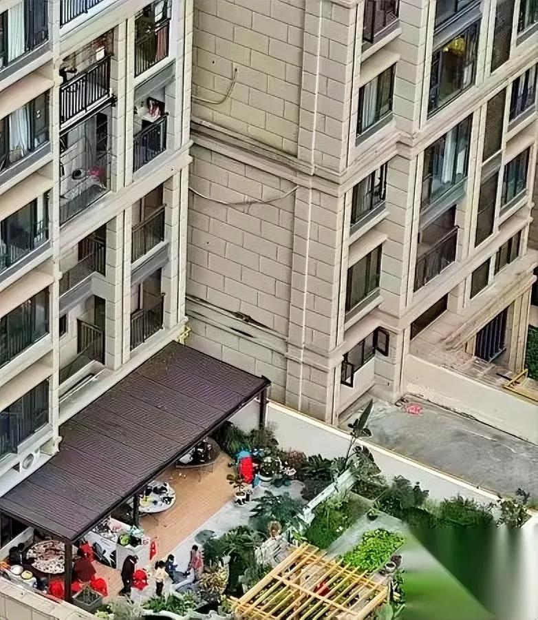 露台房别碰！亲身经历

花35万换了堆垃圾？

我朋友咬牙加价15万买了带二楼大