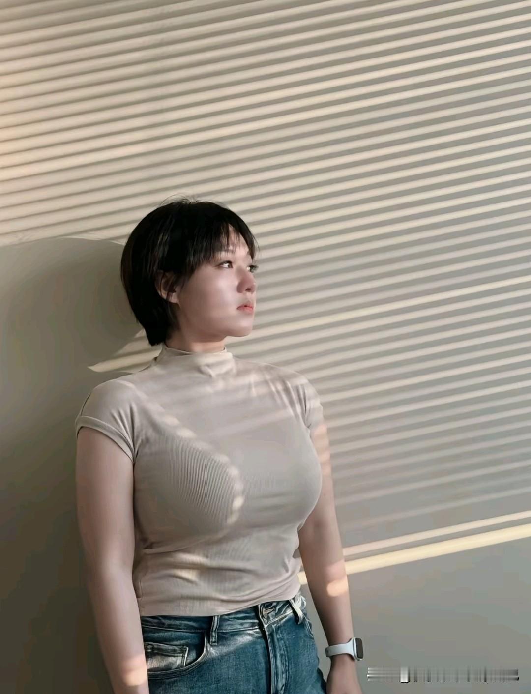 今年冬天的不同安静的阳光，安静的美女子