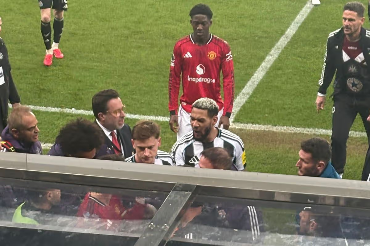 曼晚Steven Railston上半场结束前，比赛跌宕起伏，马奎尔在离场时对着