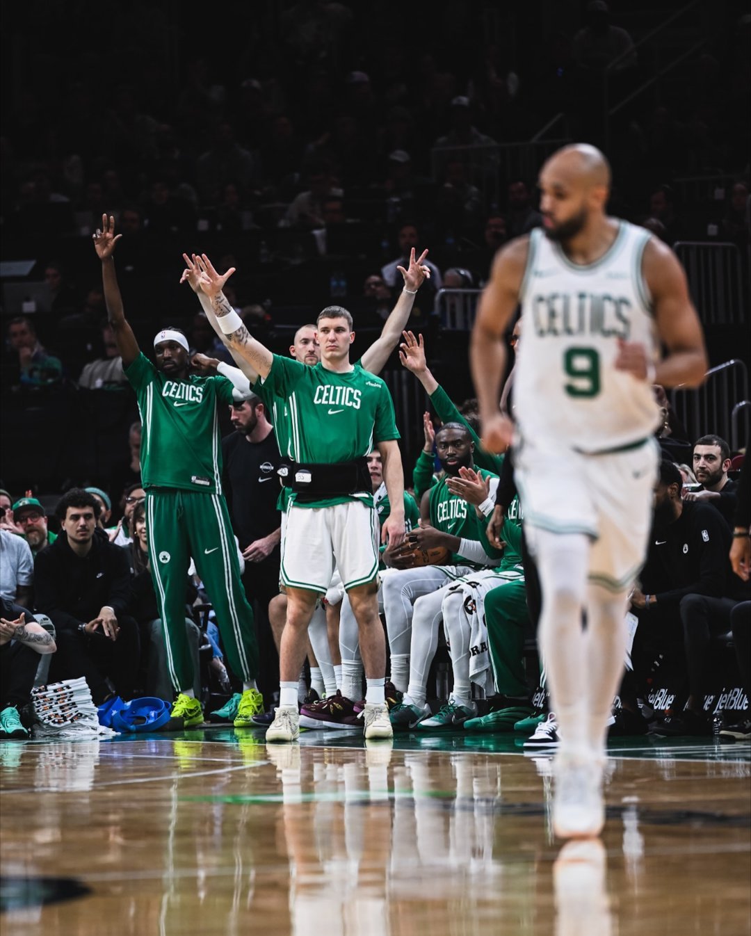 得抓紧找回状态吧！季后赛前两场比赛，怀特三分球累计17投只有4中，三分球命中率只