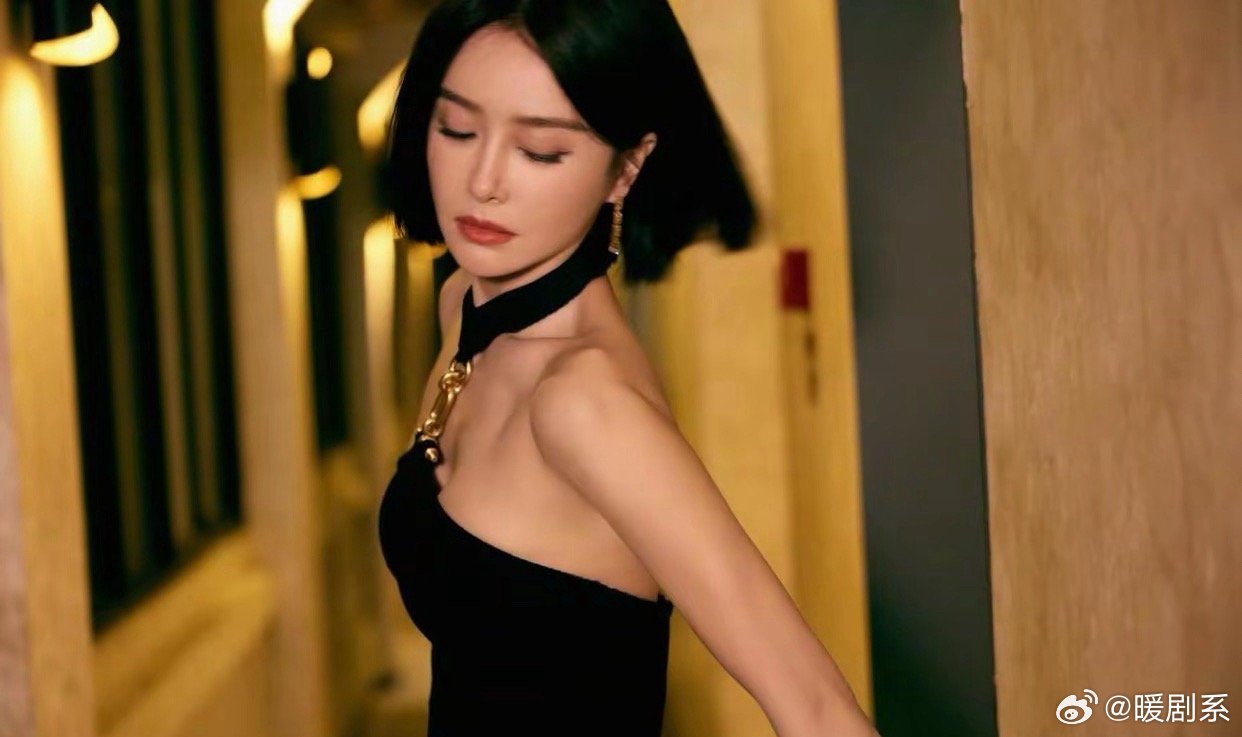 1.秦岚因为嗓子恢复不好，近段时间都很低迷，魏大勋扮演的是陪伴角色，她需要的时候