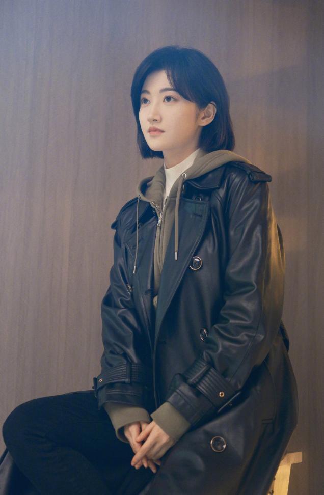 #宝藏兴趣攻略#
今天，我偶然刷到了景甜晒短发照的微博，简直被她的美颜惊艳到了！