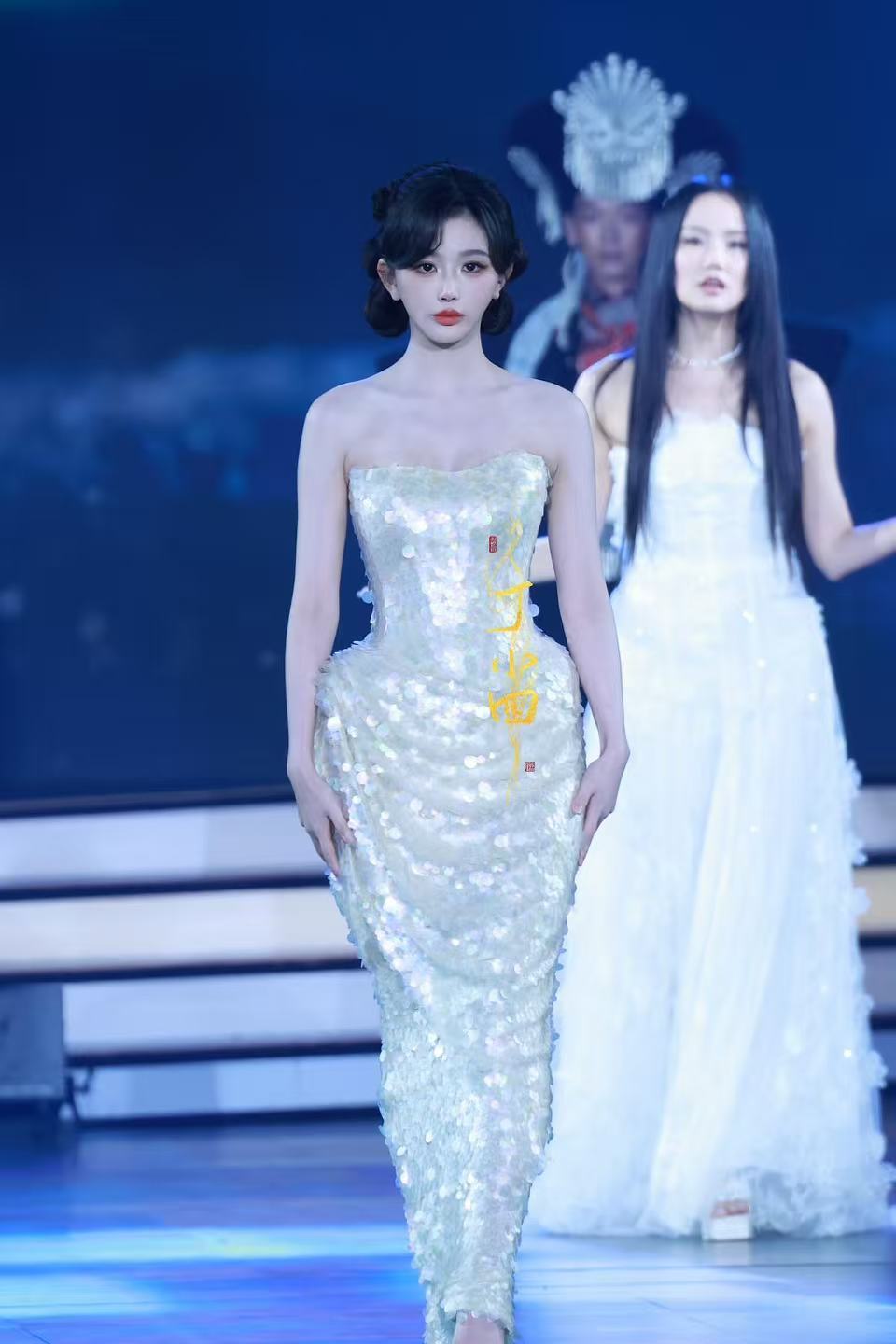 孔雪儿亮片抹胸裙孔雪儿人鱼姬孔雪儿美成啥了 