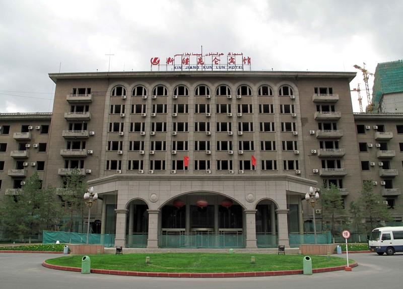 刀郎像西域的风，粗粝中带着深情。他的歌声里有大漠黄沙，也有市井烟火。《2002年