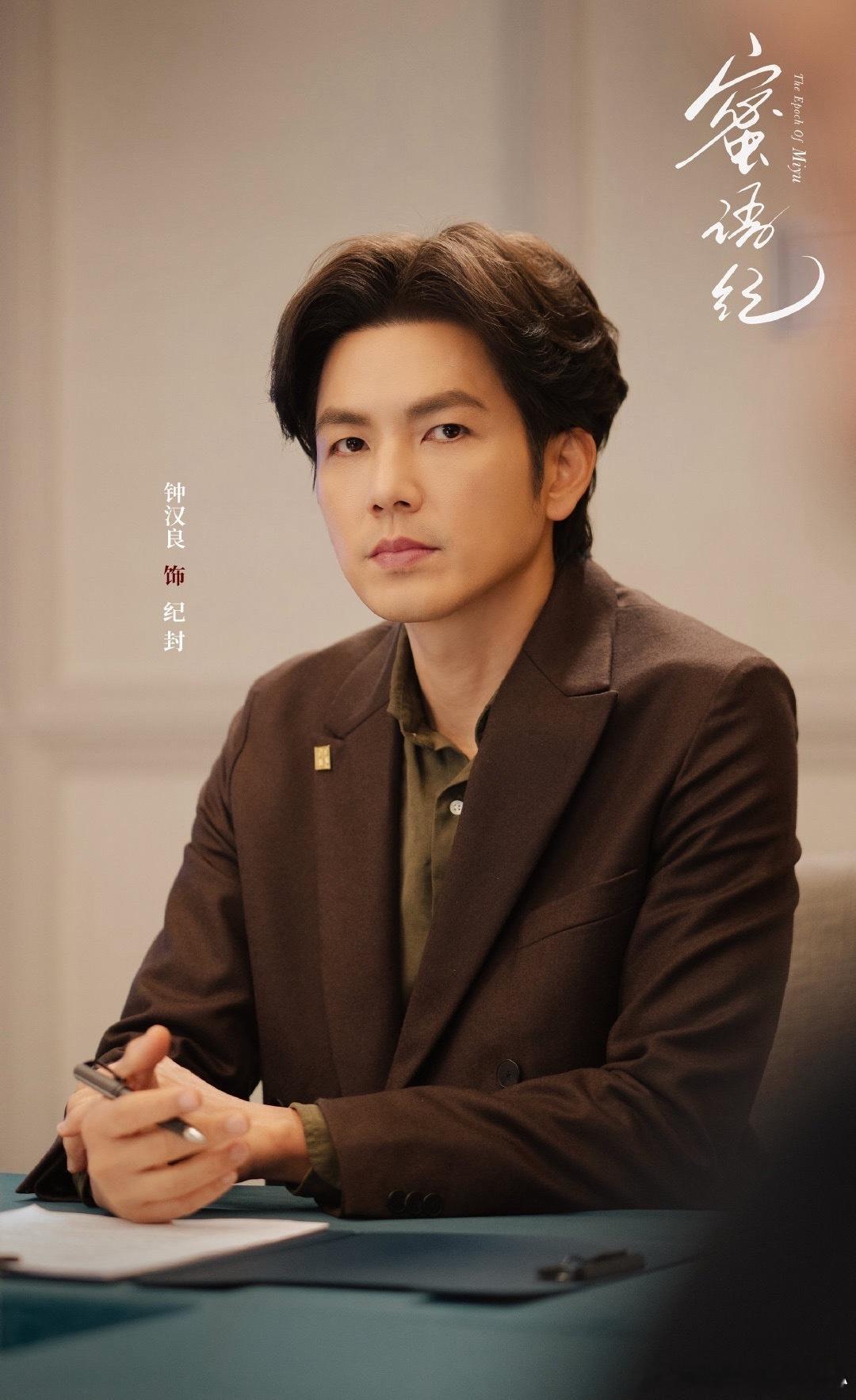 钟汉良居然抱过小时候的郭晓婷完全不可置信了有没有，我小时候钟汉良长这样，现在竟然