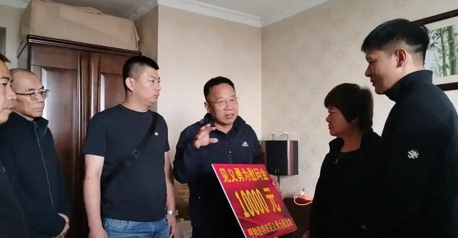 @人民日报 @赵雅芝 我就迈《60岁老人离退休仅23天跳水救人溺亡 - 百度》6