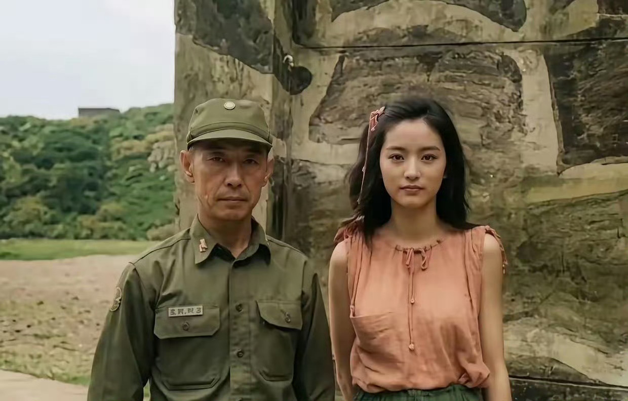 年轻时的林青霞很漂亮，长得很端庄大气，没一点男生像。身材也好，高挑纤细，笑容明媚