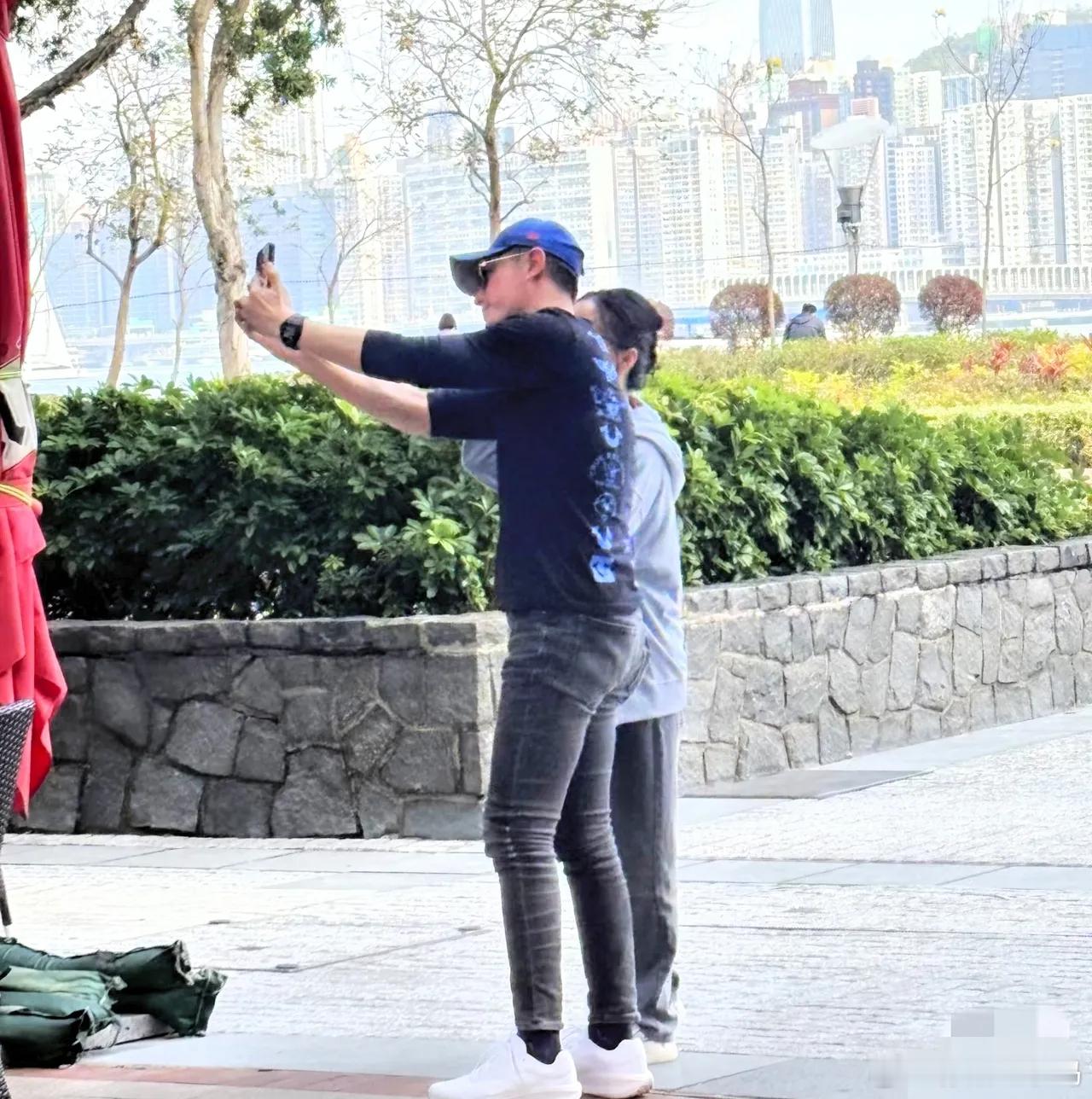有网友在香港偶遇霍建华啦！本人私下真的超nice，还主动跟粉丝自拍合影。难得见他