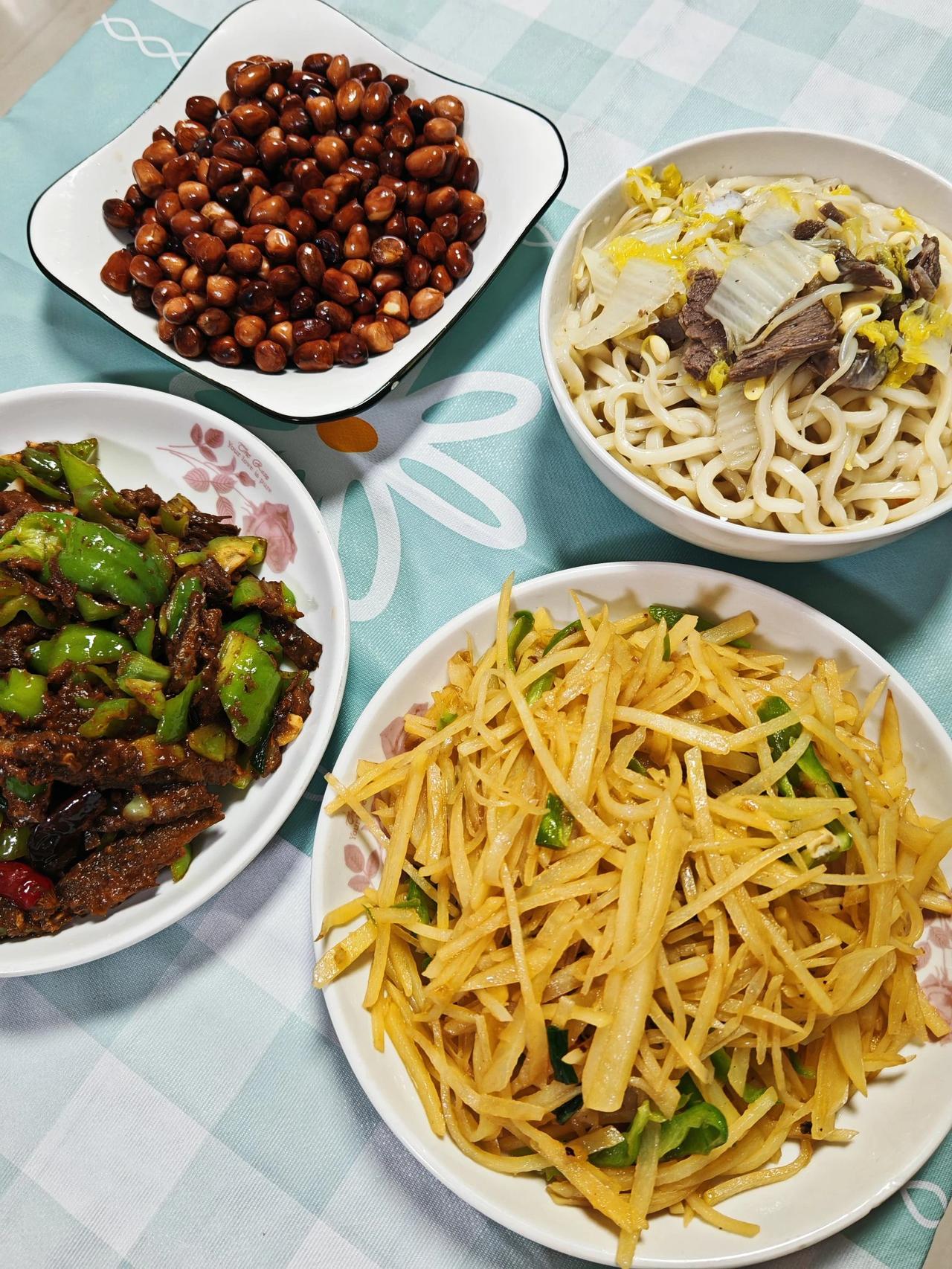 四口之家的晚饭
#今日家常菜打卡# 冰箱里存放了两三个月的小炸鱼，今天拿出来放了