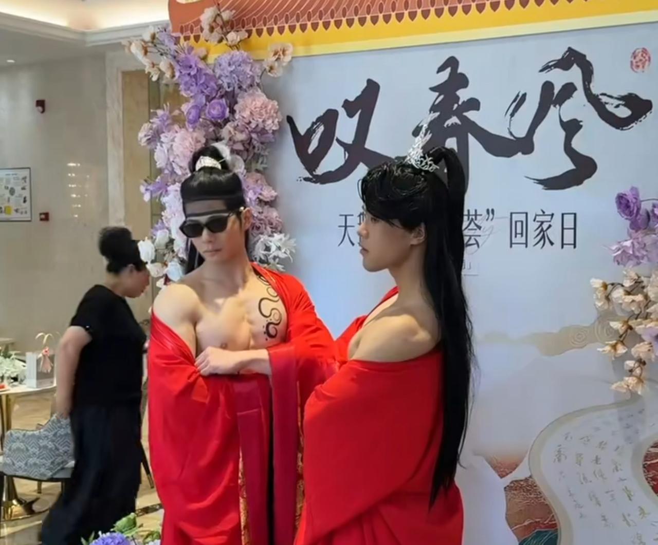 现在店铺开业的宣传方式就是不一样。