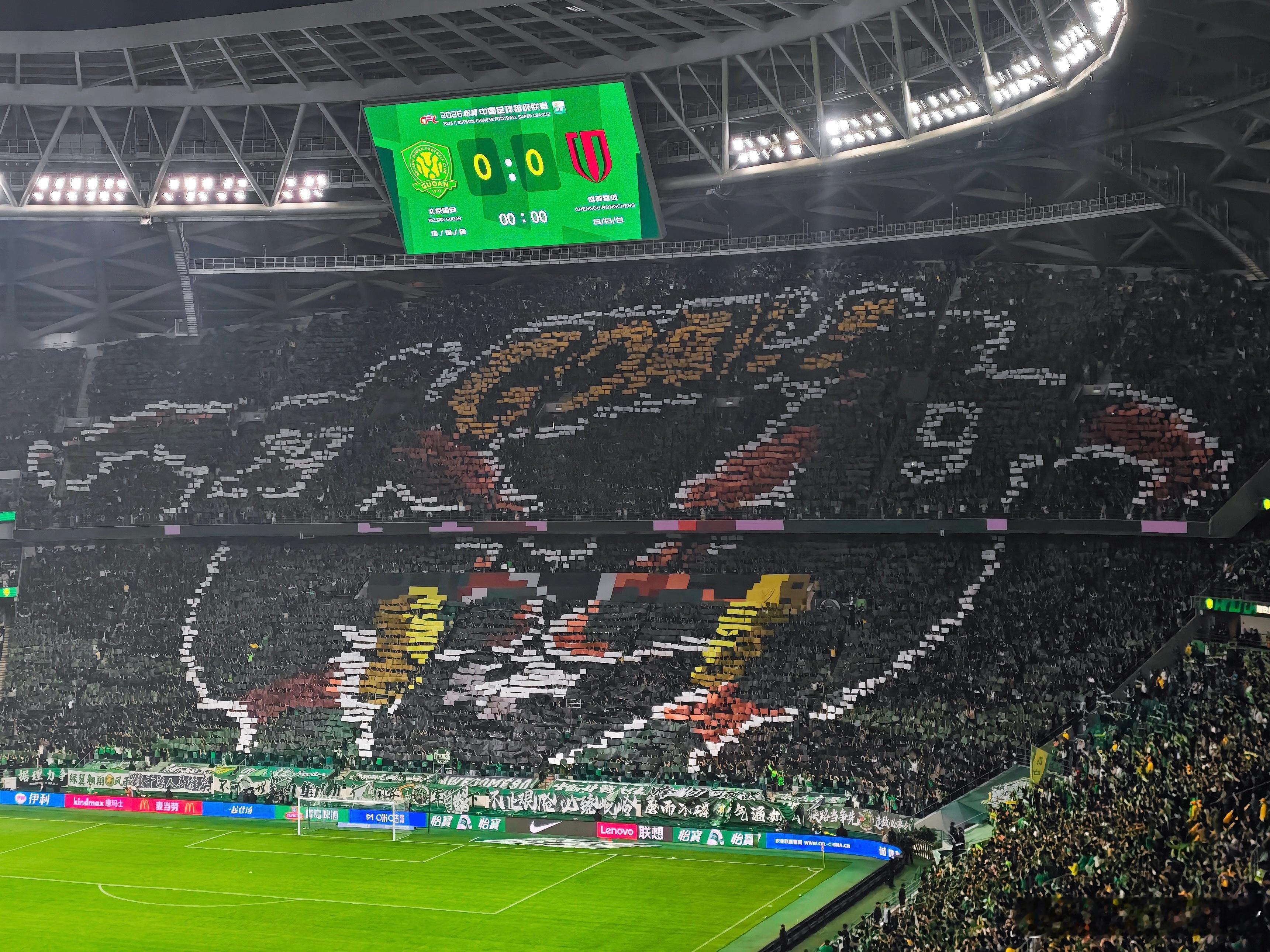 新赛季工体第一个巨型Tifo张玉宁、法比奥桐话绿茵北京国安vs成都蓉城 北京·北