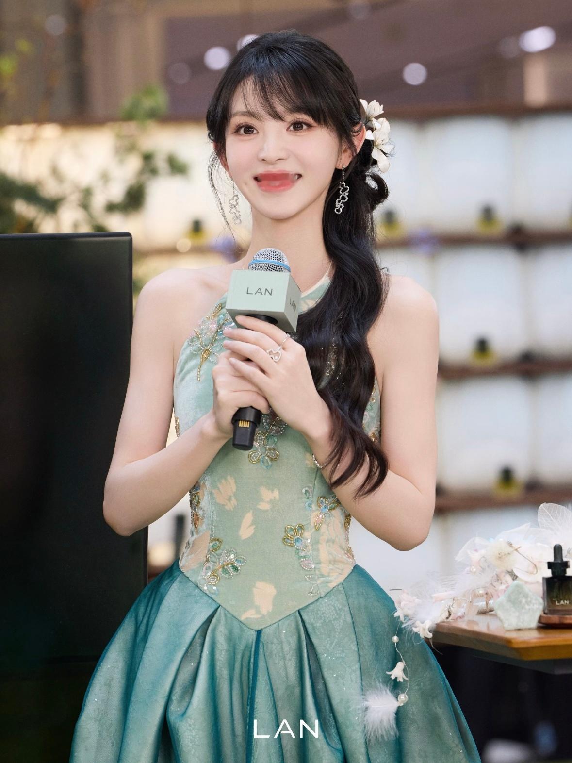 LAN官方拍的好好看LAN兰精华油代言人田曦薇
