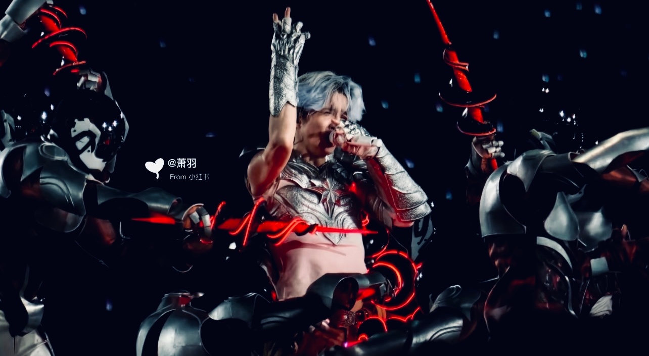 卧槽，这个看上去薛之谦好像只穿了甲没穿打底 