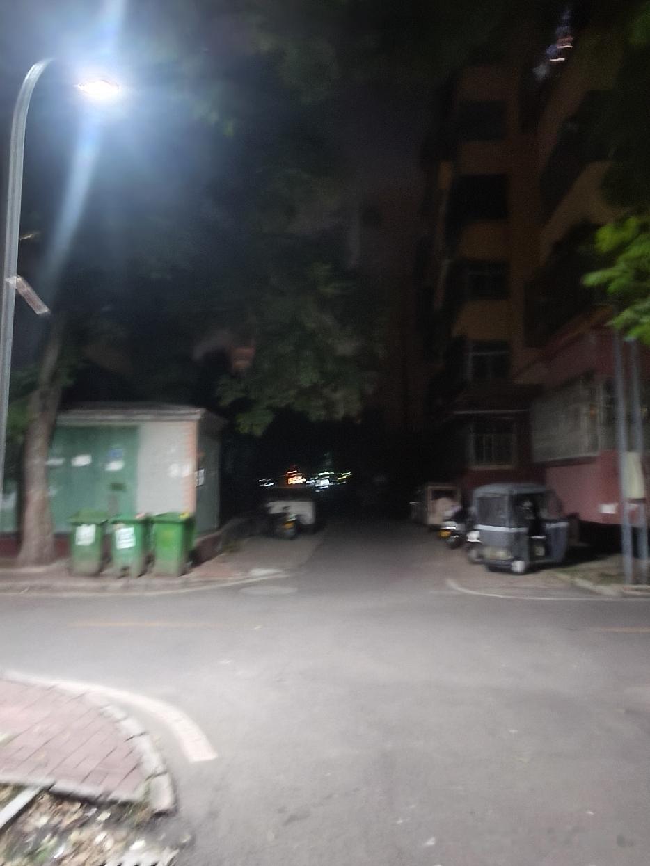 别怕，
熬不完的深夜，
最后都会变成照亮你的光！

家人们！谁懂啊？加班到凌晨两