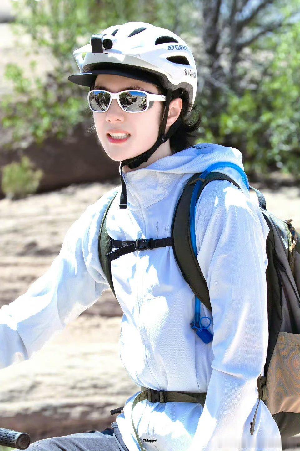 王一博吃个海鲜斧子都用上了刀砍不动就拿斧子敲刀背，一顿操作猛如虎，不愧是手撕生鸡