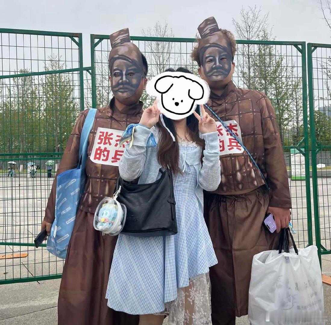 张杰你的兵马俑来了 张杰西安演唱会的神级应援！粉丝穿兵马俑装来见他，还被张杰看到