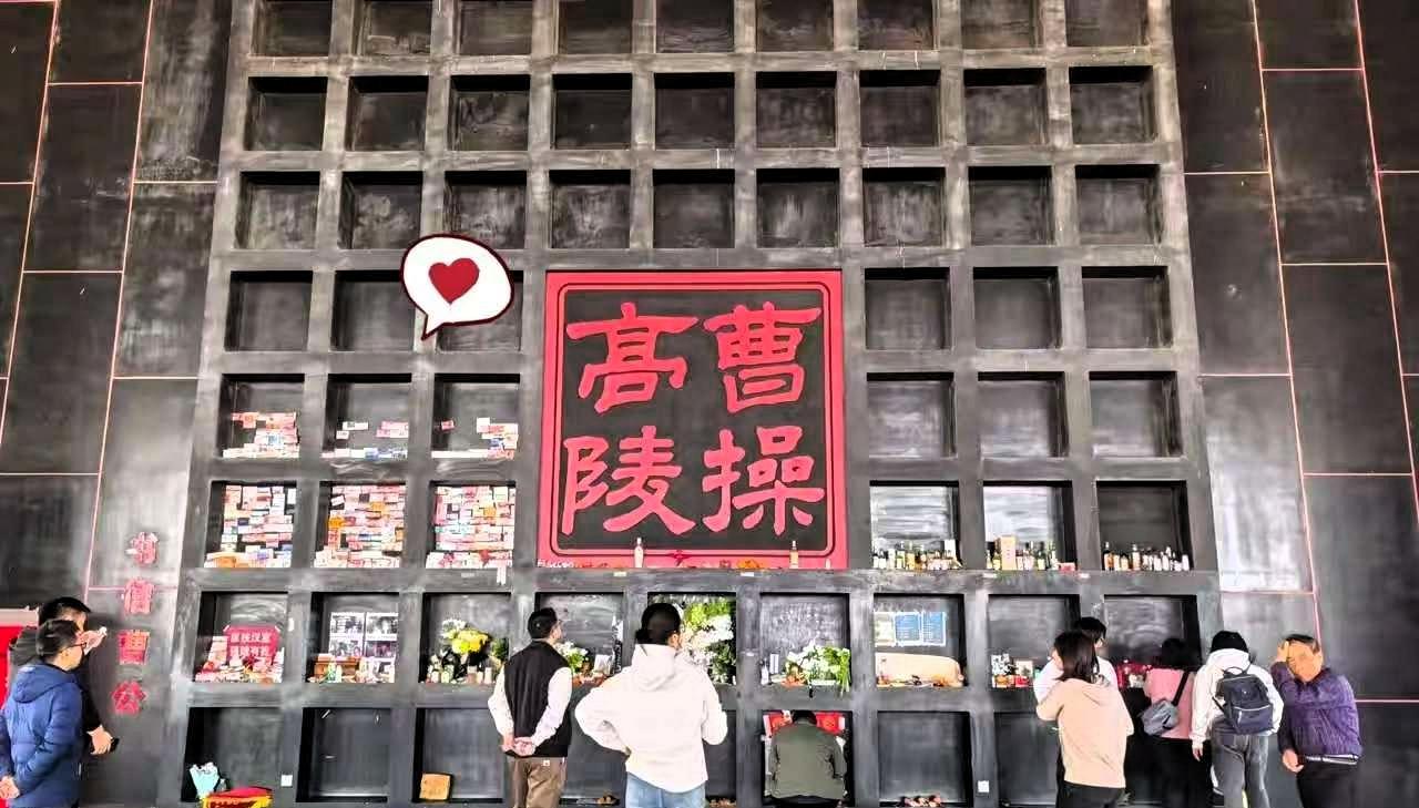 曹孟德墓前全是布洛芬，这个清明节最火的就是曹操了，谁能想到有一天曹丞相墓前会放满