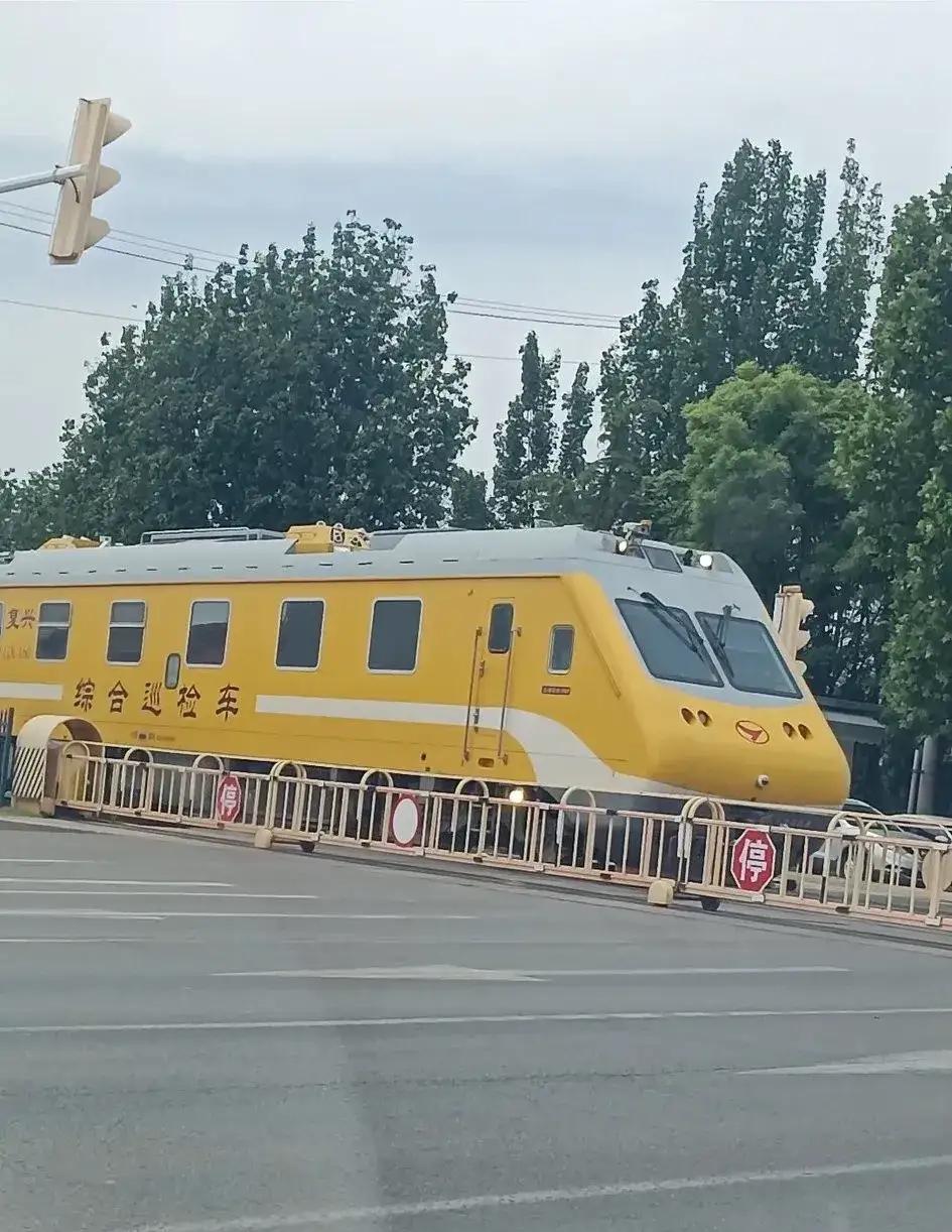 人的命有时候是“天”注定的，当然也离不开自己的努力和机遇。
      一个村的