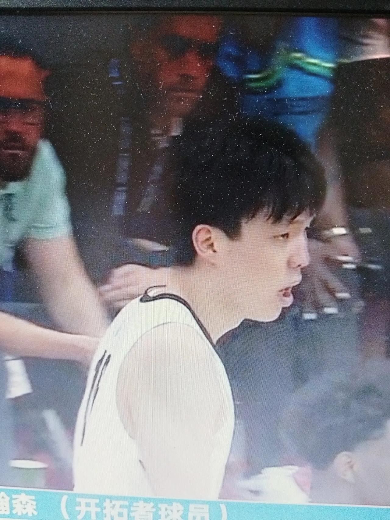 NBA夏季联赛开拓者与火箭队比赛的上半场结束。开拓者46:40领先火箭，中国小将