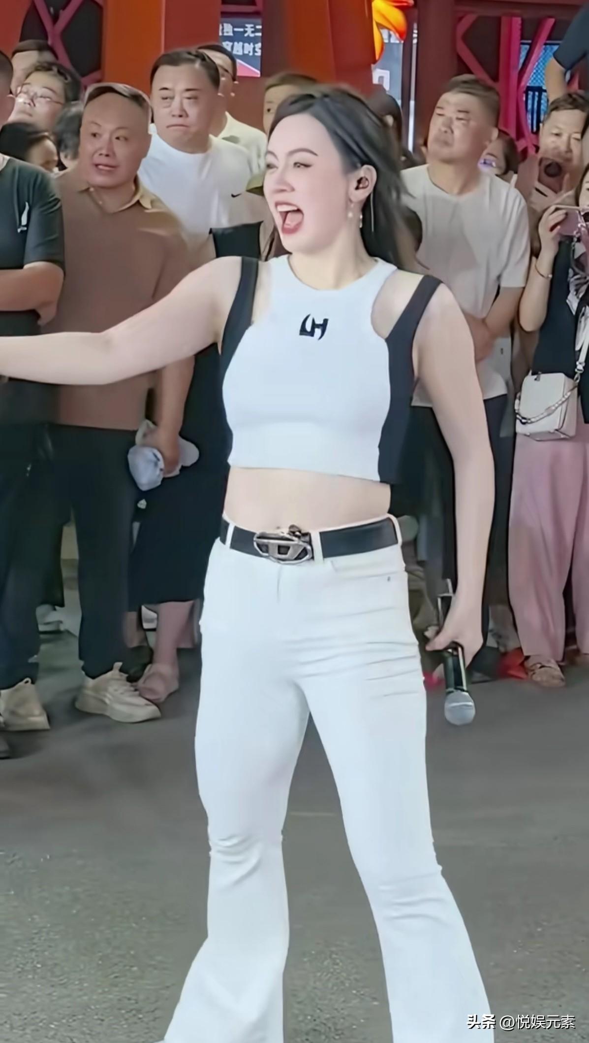 有人说唐艺是中国版的麦当娜。
中国最火的两个超级网红，
南方有唐艺，北方郭有才。