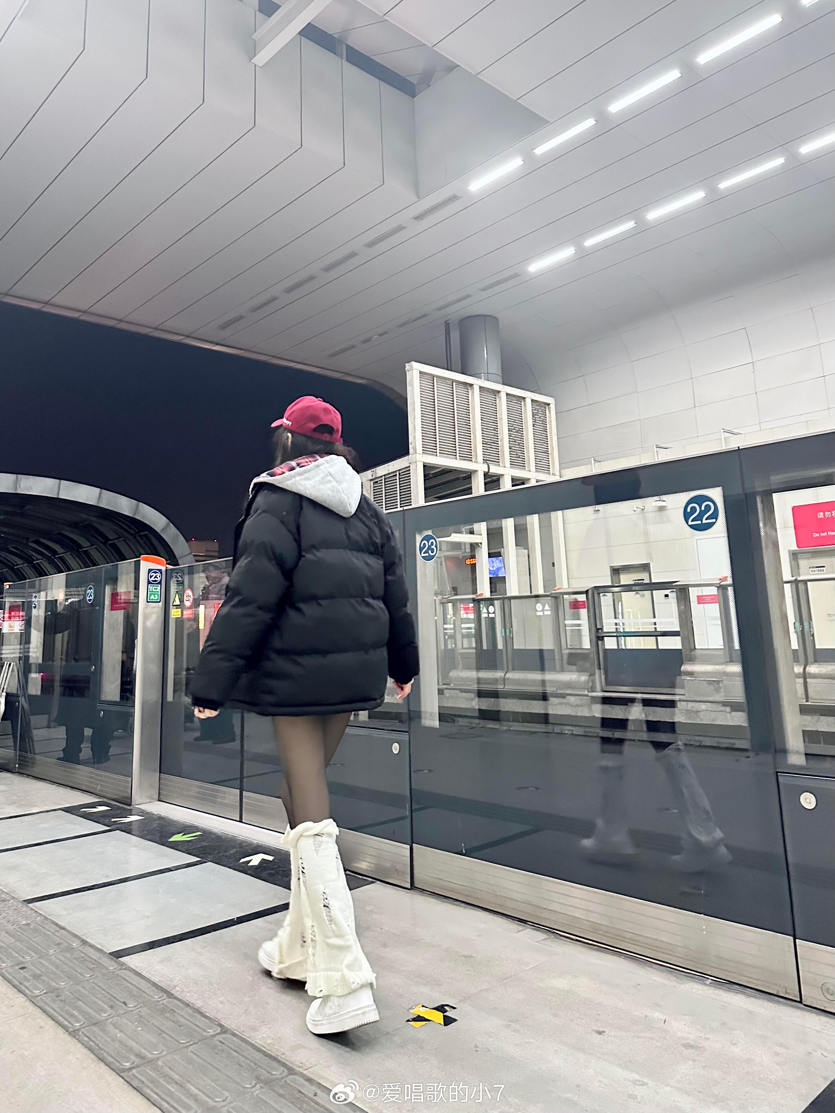 地铁站看到长腿小姐姐！是真实存在的吗？！冬天这样穿很好看 