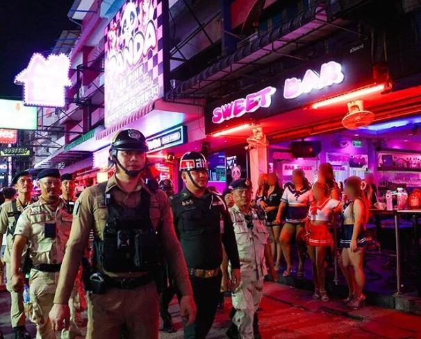 泰国千防万防，还是没防住美军醉酒之后闹事！

两名美国海军士兵下船休假，不满几小