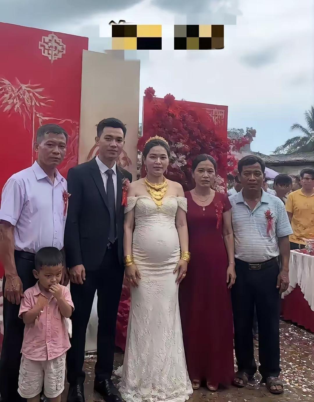这得有多少克啊？比新郎大多少岁？
