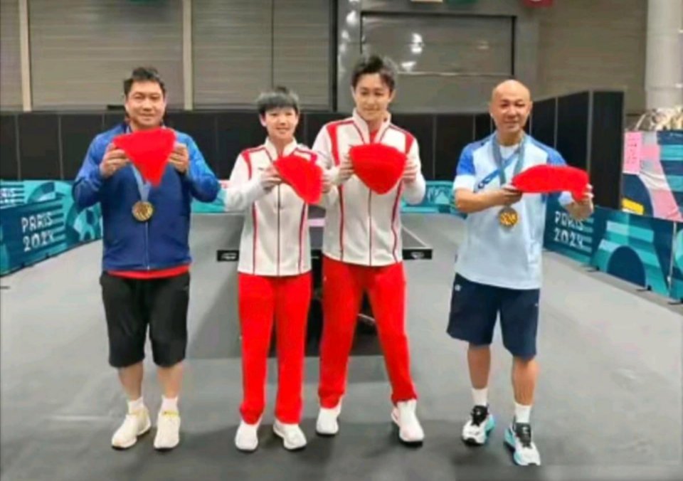 我刚刷到个超离谱又超有趣的事儿！有一家四口过年的方式那叫一个“独特”，居然是凑数