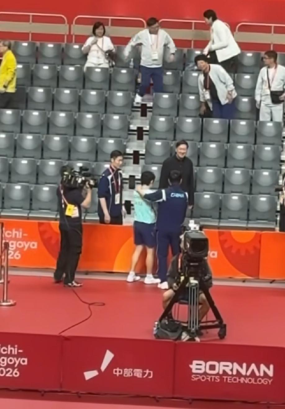 亚运会上最高兴的人，
不是王皓，也不是马琳，而是王励勤。

在日本东道主的底盘上