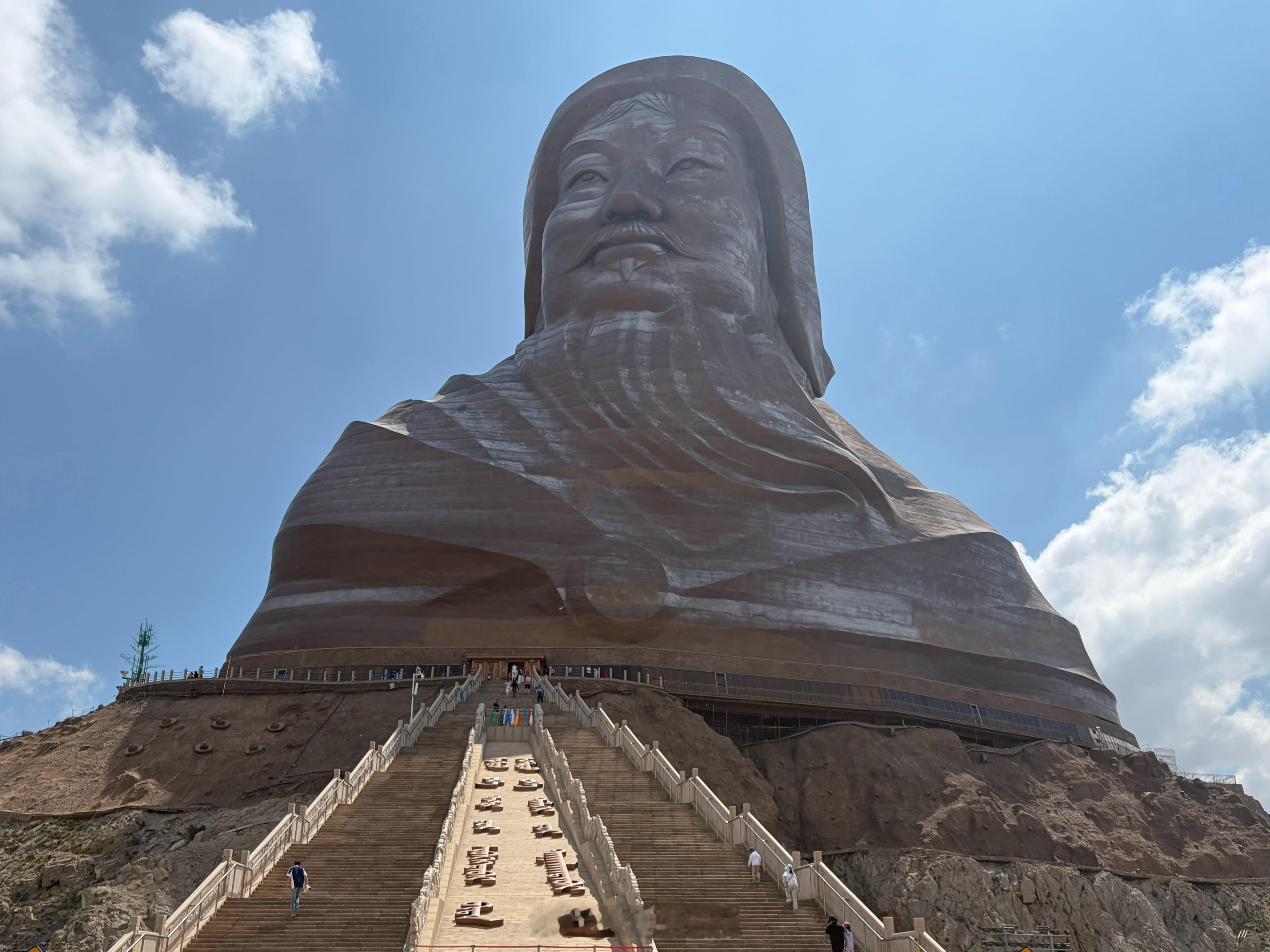 到了乌海，远远的就能看到矗立在甘德尔山顶的成吉思汗铜像，目光坚定的望着北方。 乌